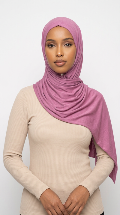 Woman wearing the Thulian Big Jersey Hijab with a beige top
